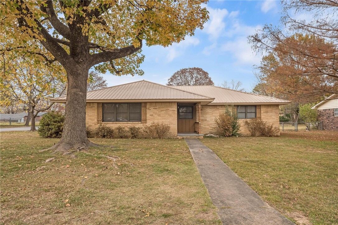 Property Photo: 204 W Edmondson Avenue AR 72764