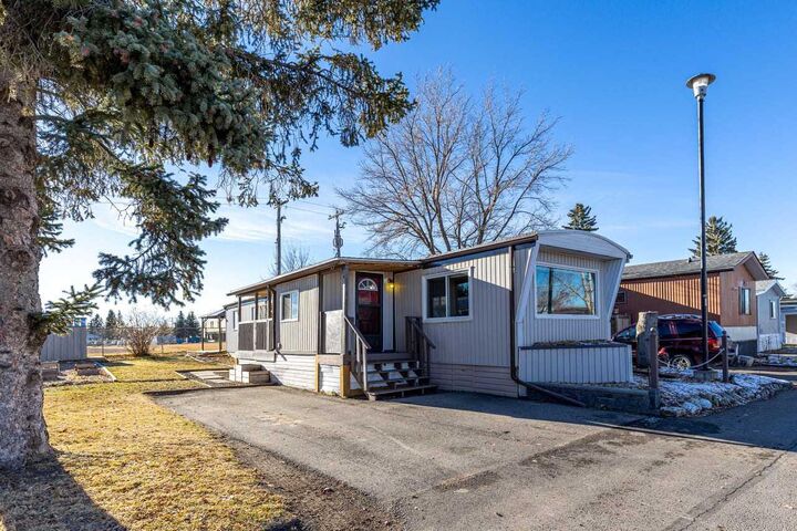 Property Photo:  113 Sunset Way NE  AB T1V 1J4 