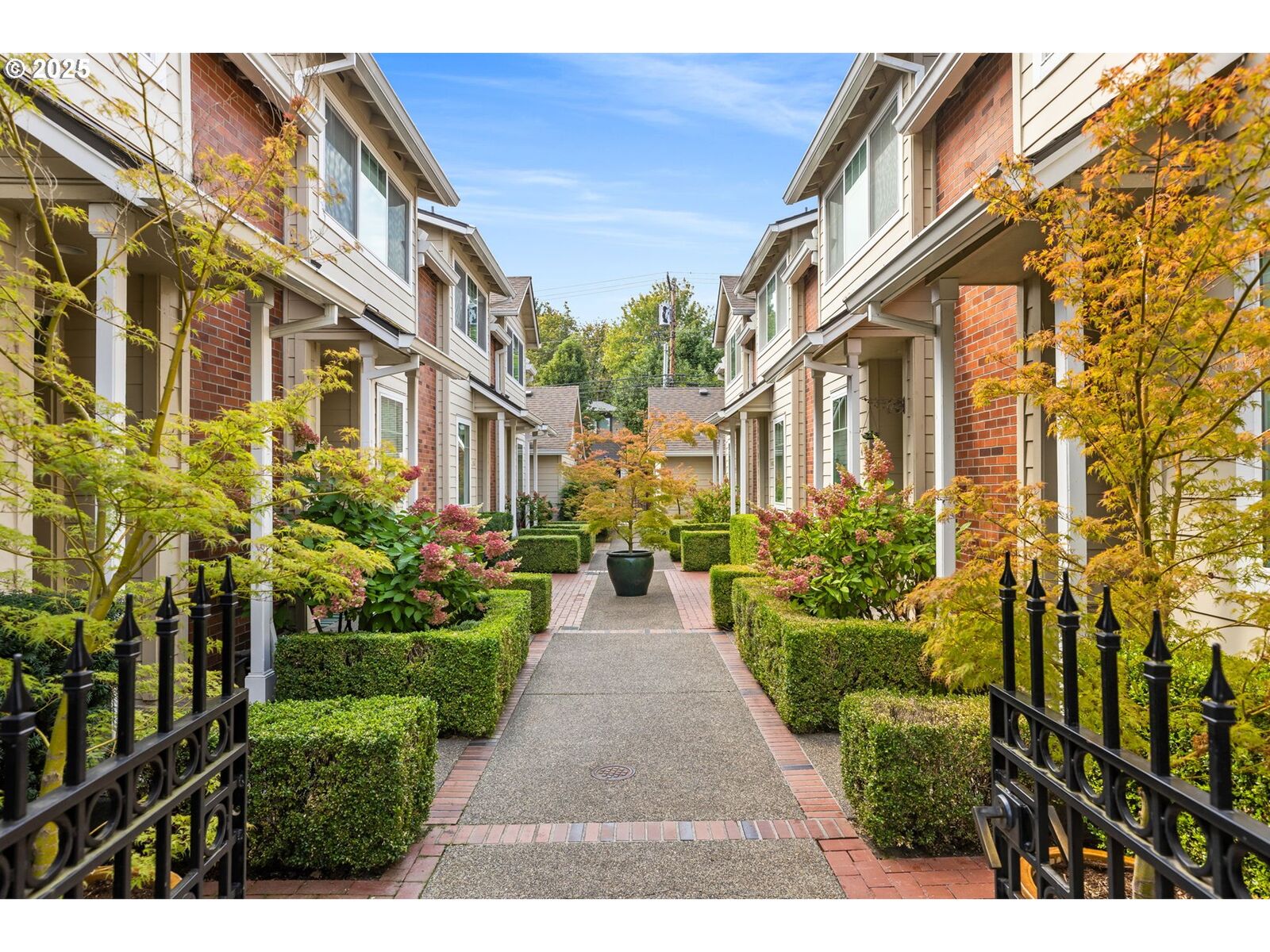 Property Photo:  436 5th St  OR 97034 