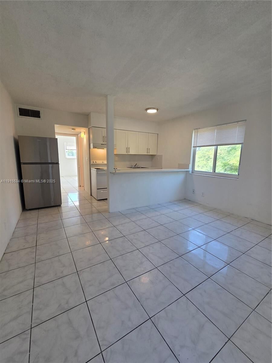 Property Photo: 1400 N 17th Ave 16 FL 33020