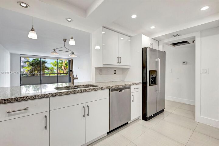 Property Photo:  170 Ocean Lane Dr 610  FL 33149 