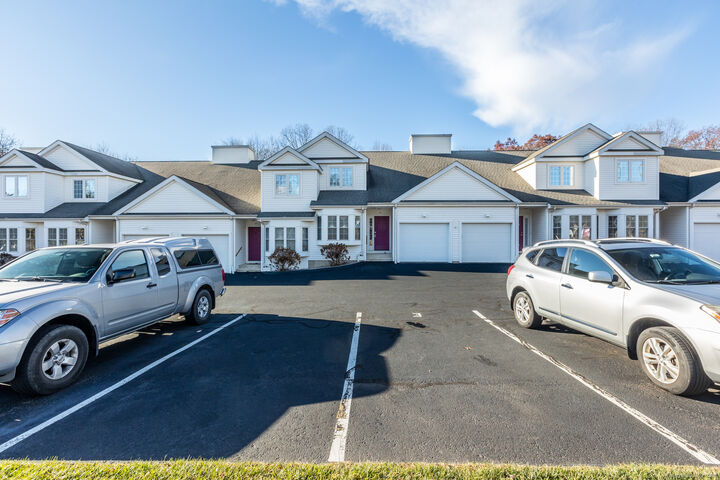 Property Photo:  244 Oakland Street Apt E  CT 06042 