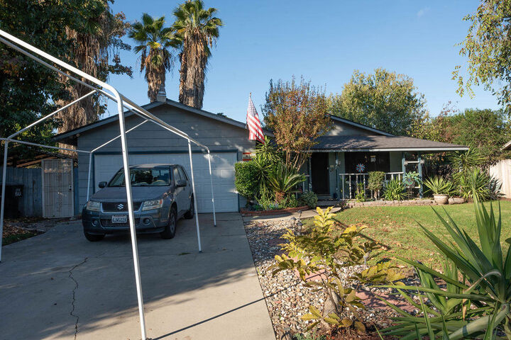 Property Photo:  1534 W Canary Drive  CA 93291 