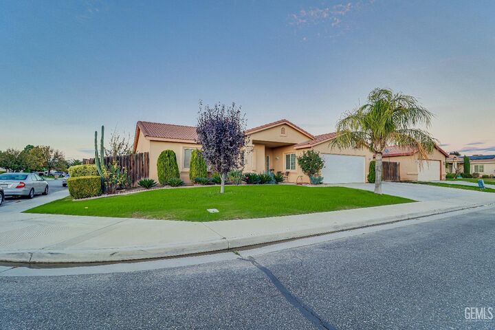 Property Photo: 5002 Mar Grande Drive CA 93307