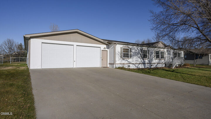 Property Photo:  808 Divide Street  ND 58545 