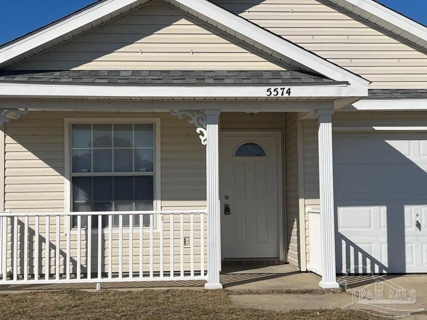 Property Photo: 5574 Huntleigh Pl FL 32563