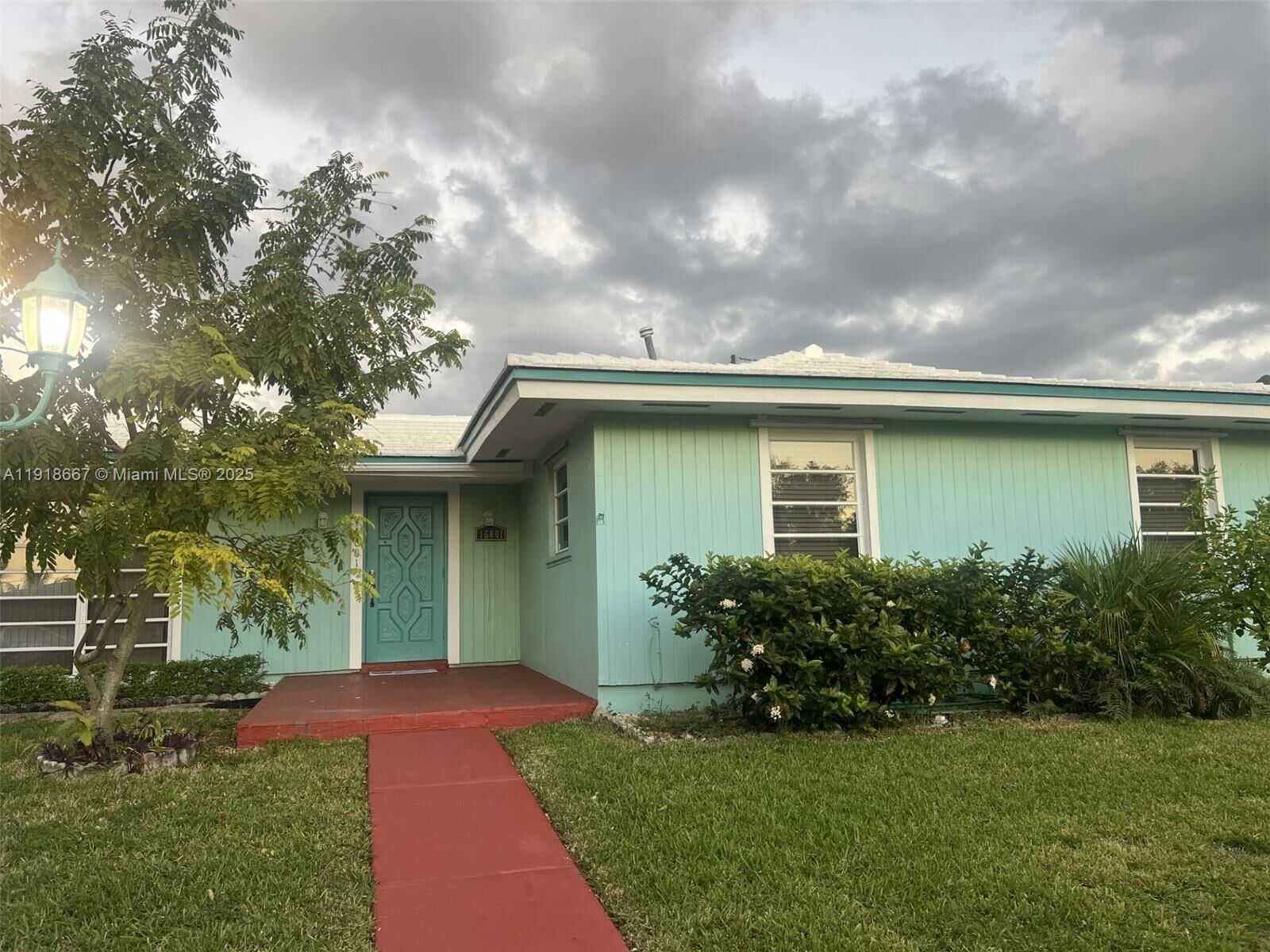 Property Photo: 16001 SW 98th Ave FL 33157