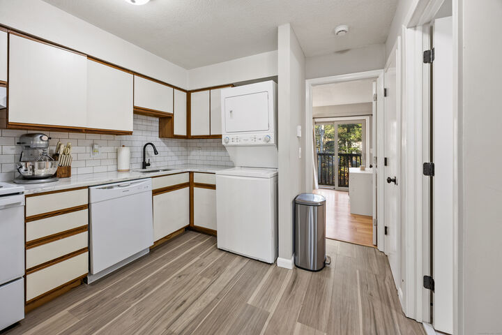 Property Photo:  426 Emmett Street Apt N  CT 06010 