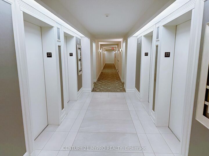 Property Photo:  35 Kingsbridge Garden Circle 2201  ON L5R 3Z5 