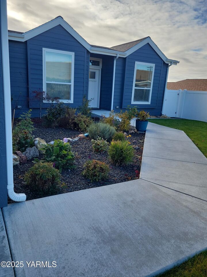 Property Photo:  200 Bridle Way  WA 98901 