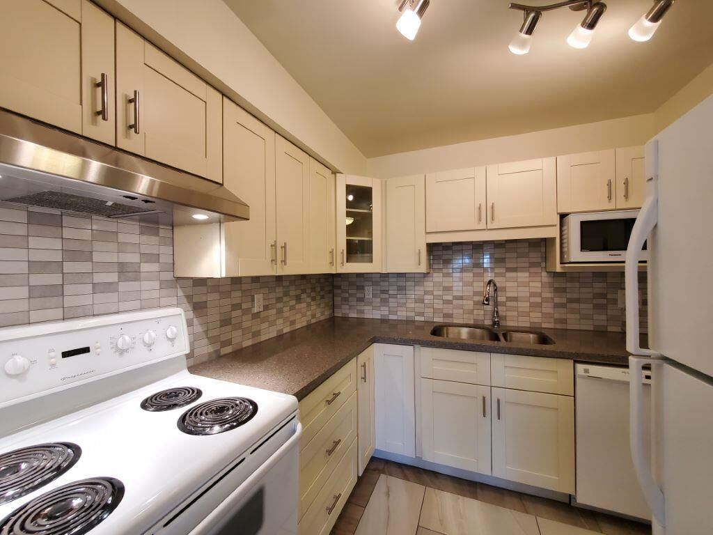 Property Photo:  7411 Minoru Boulevard 2F  BC V6Y 1Z3 