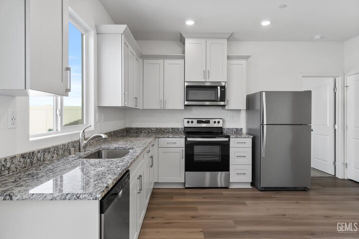 Property Photo:  7911 Avocado Lane  CA 93313 