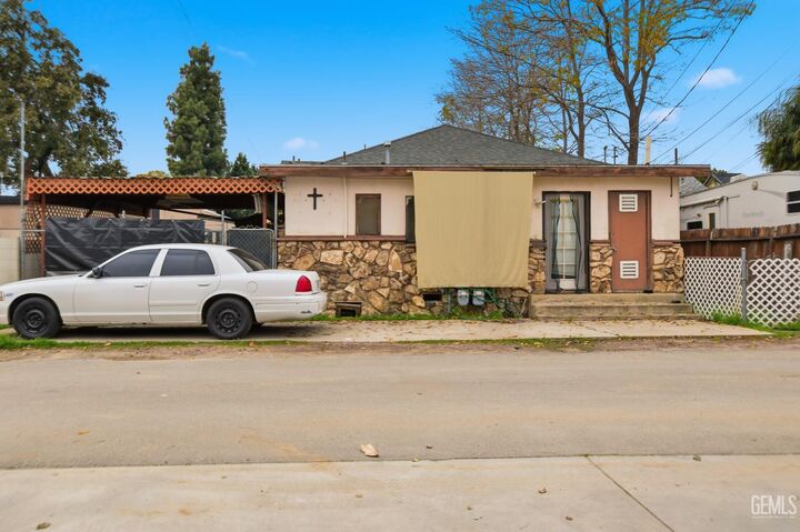 Property Photo: 2106 E Street CA 93301
