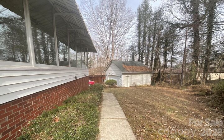 Property Photo: 822 Westminster Circle SW NC 28645