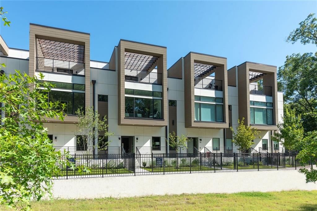 Property Photo: 1099 North Avenue NE 14 GA 30307