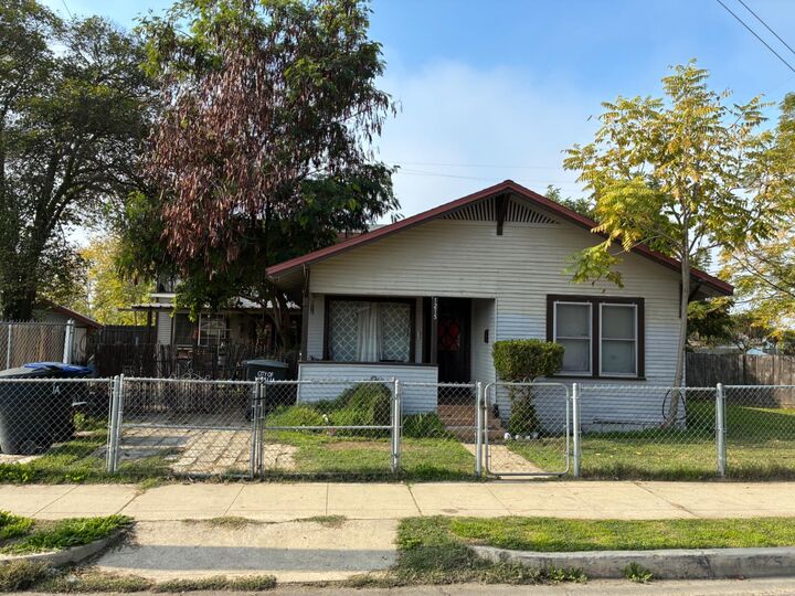 Property Photo:  1215 N Court Street  CA 93291 