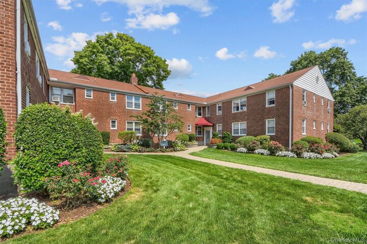 Property Photo: 6 Bryant Crescent 1H NY 10605