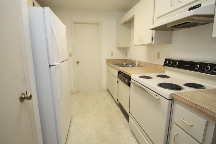 Property Photo: 104 N Main Avenue FL 34715