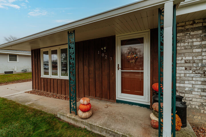 Property Photo: 1023 Knollwood Dr WI 53080