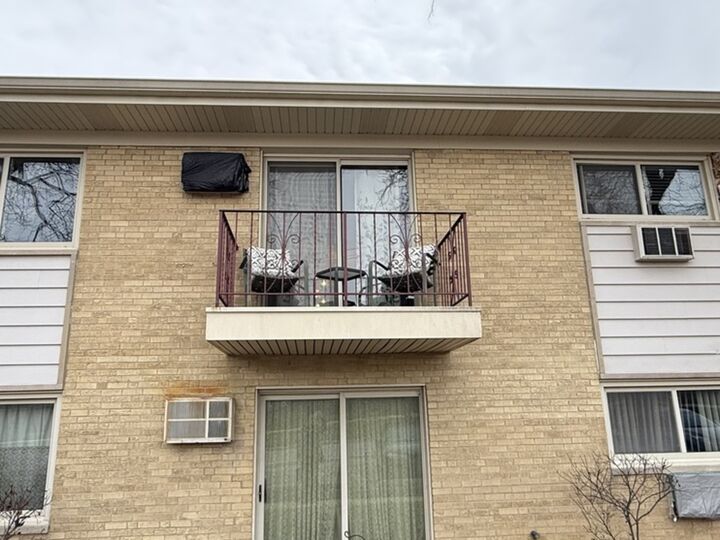 Property Photo: 5725 Holmes Avenue 15 IL 60514