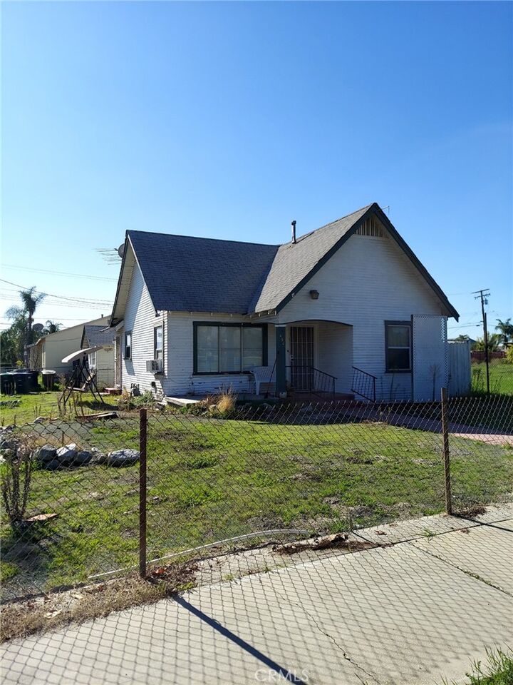 Property Photo:  472 E E  CA 92324 