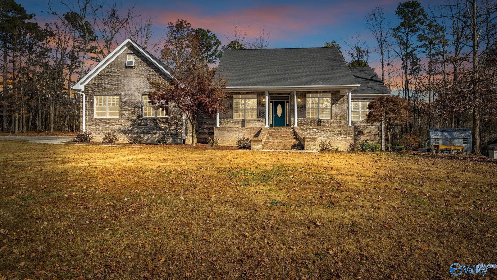 Property Photo: 165 Creekside Lane SE AL 35016