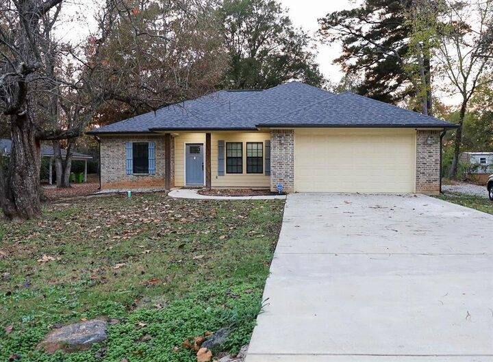 Property Photo:  901 Lee Street  LA 71006 