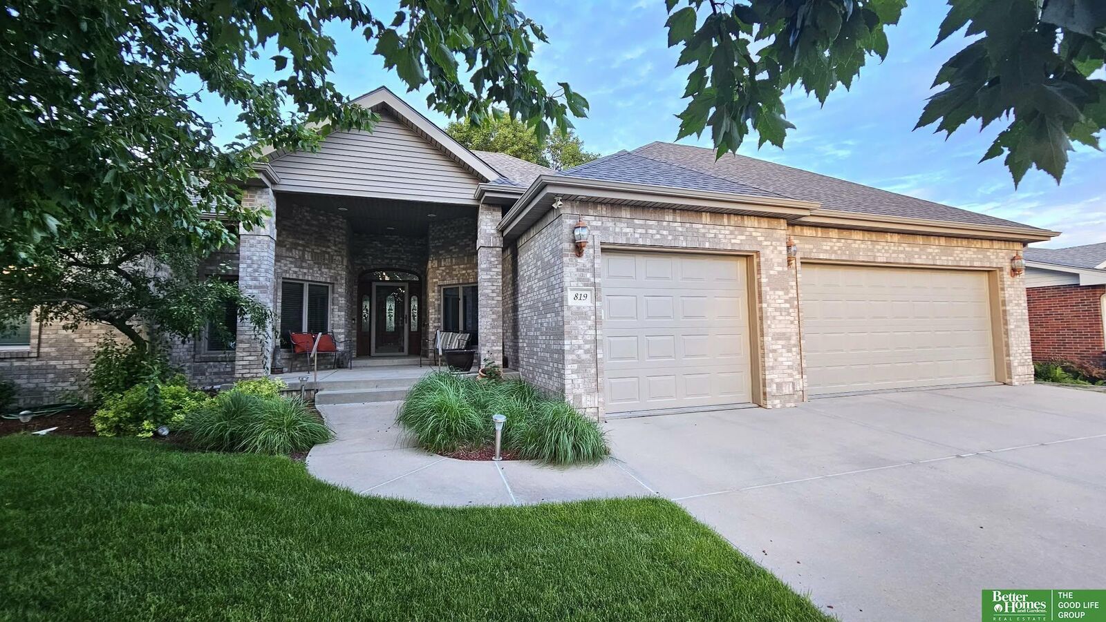 Property Photo: 819 S Country Club Avenue NE 68467