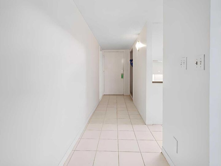 Property Photo: 1625 14 Avenue SW 205 AB T3C 0W6
