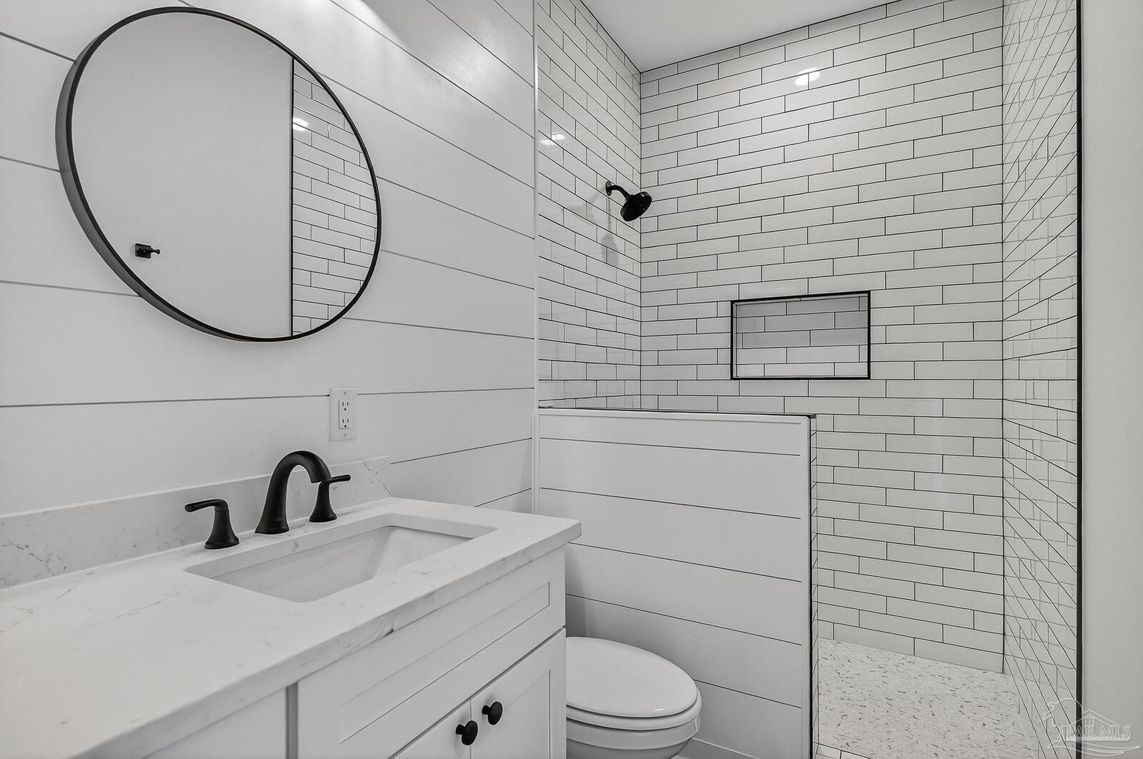 Property Photo: 1106 N E St FL 32501
