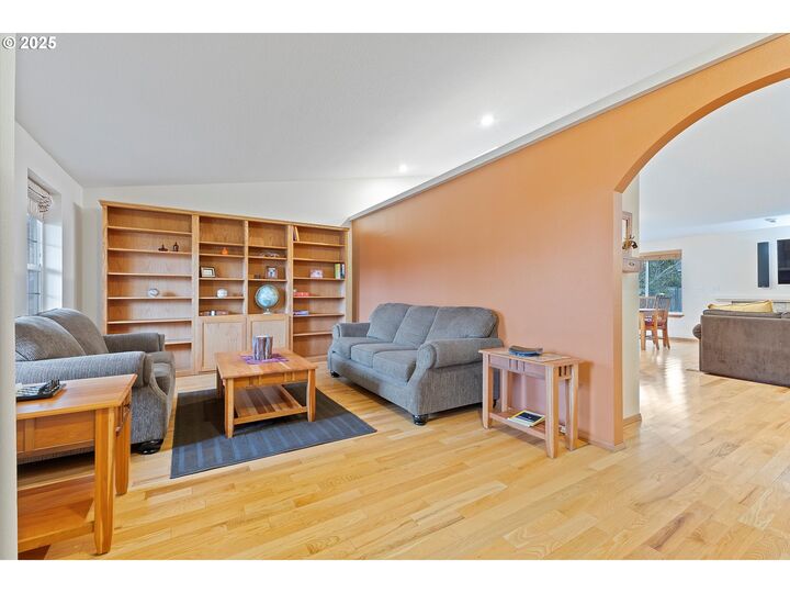 Property Photo:  621 SE 11th Cir  OR 97060 