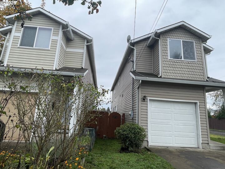 Property Photo:  702 NE 94th Ave  OR 97220 