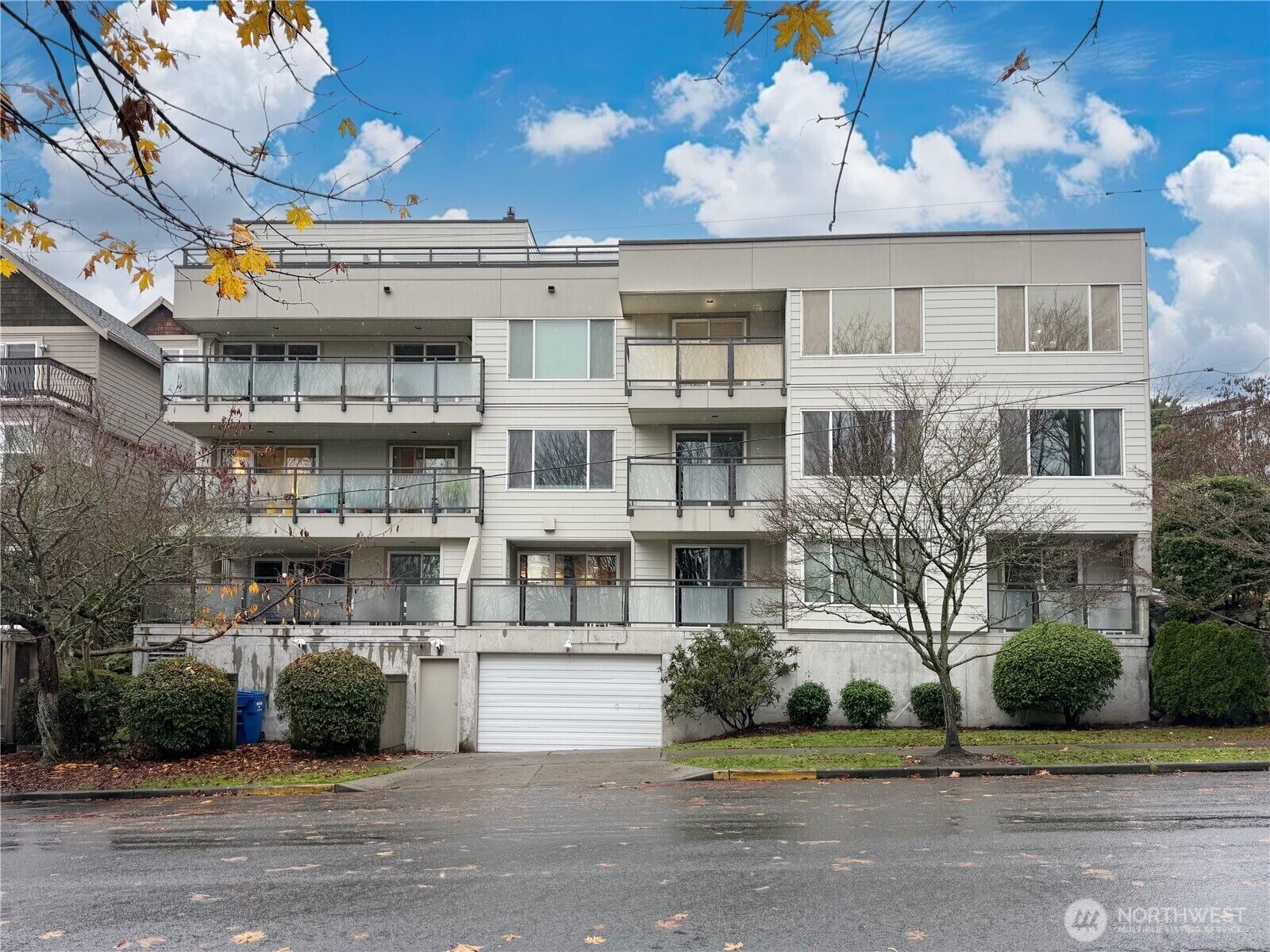 Property Photo:  2334  Thorndyke Ave  W 202  WA 98199 