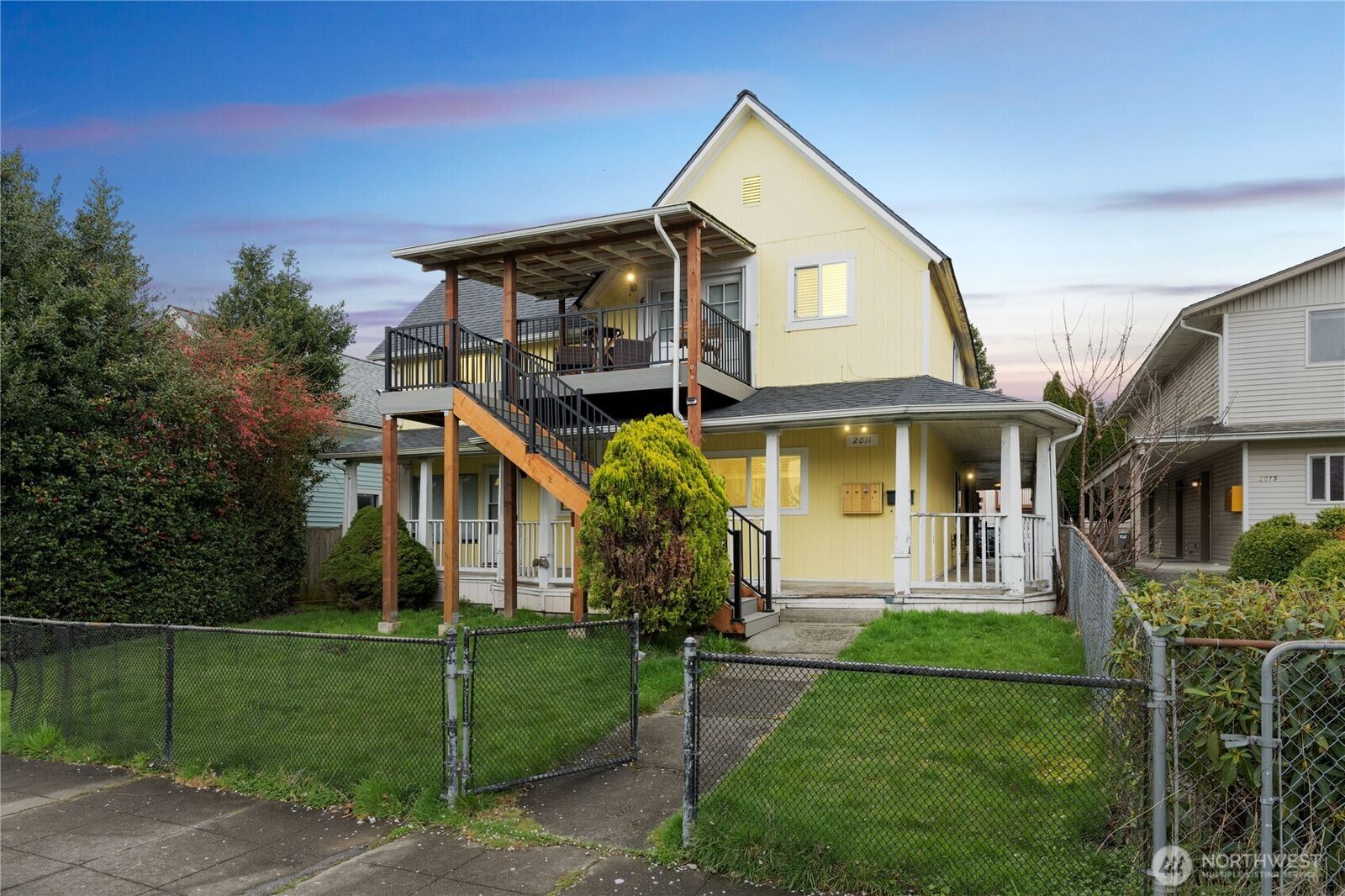 Property Photo:  2011  Hoyt Avenue  WA 98201 