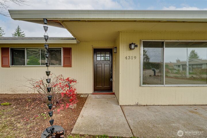 Property Photo:  4319  F Circle  WA 98671 