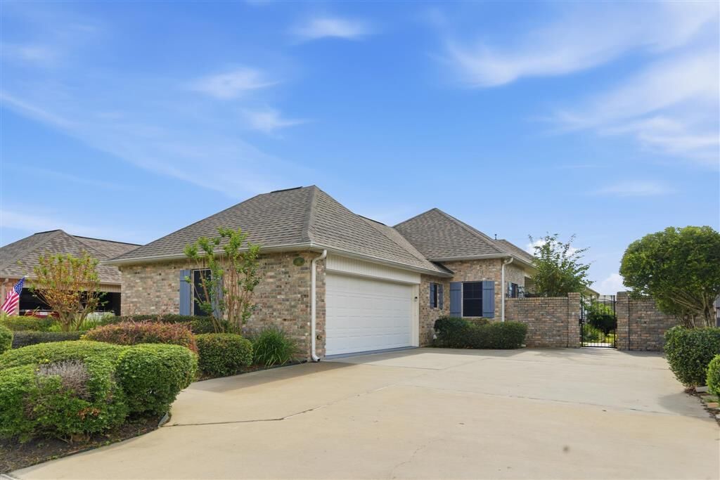 Property Photo:  215 Pecanwood Drive  LA 70605 