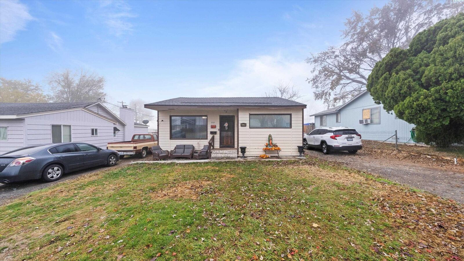 Property Photo:  2021 W 4th Ave  WA 99336 