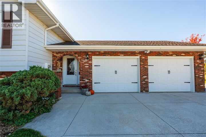 Photo de la propriété:  7155 Petrolia Line  ON N0N 1A0 