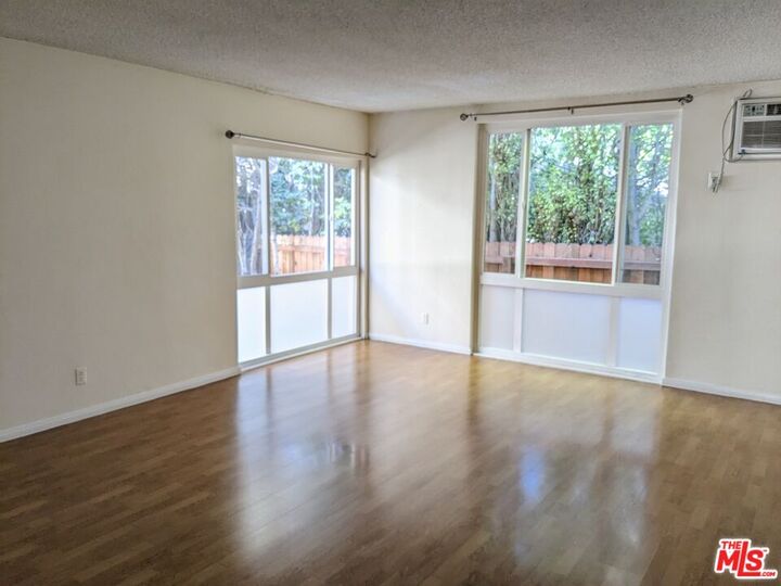 Property Photo:  633 N Sweetzer Ave  CA 90048 
