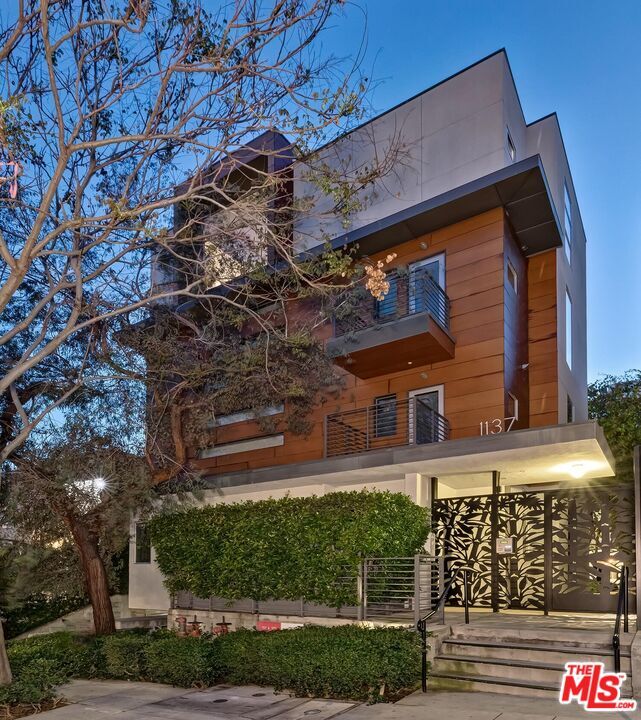 Property Photo: 1137 Hacienda Pl CA 90069