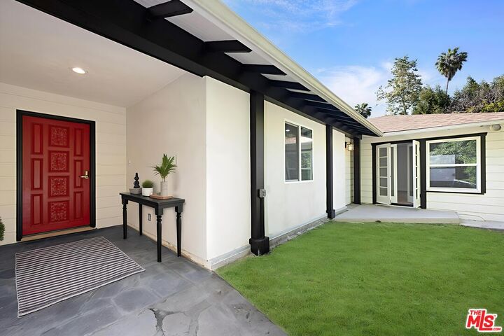 Property Photo:  1805 Nichols Canyon Rd  CA 90046 