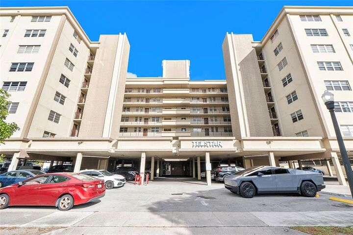 Property Photo: 1811 Jefferson St 708 FL 33020