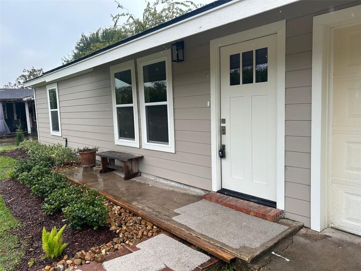 Property Photo: 923 W 9th Street TX 77541