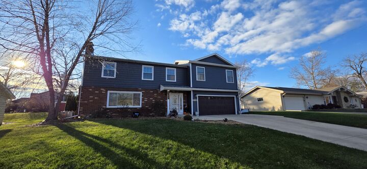 Property Photo:  1424 Hickory Way  WI 53405 