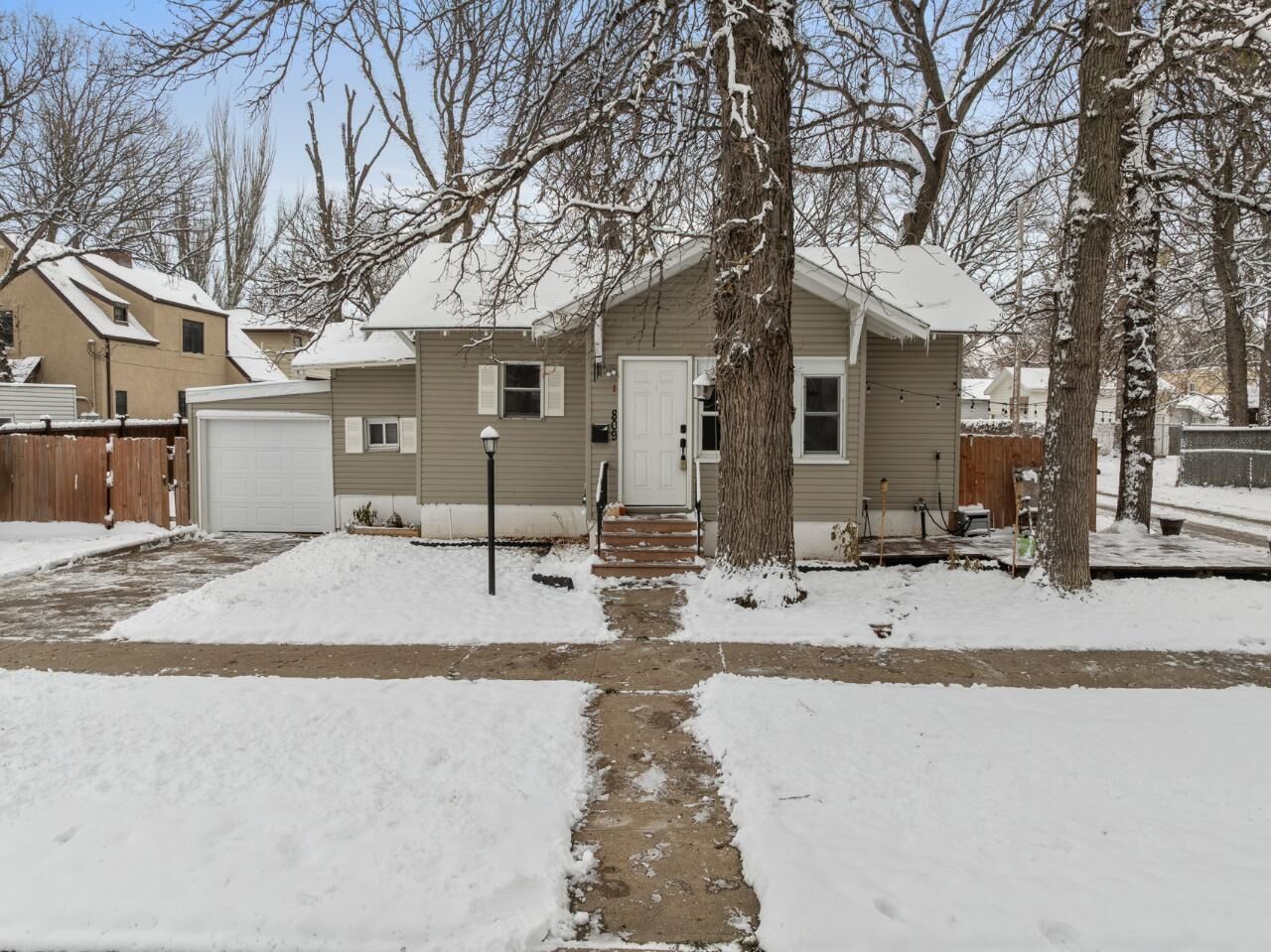 Property Photo:  809 4th Ave NW  ND 58703 