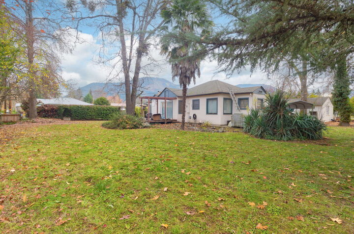 Property Photo: 1213 E Park Street OR 97527