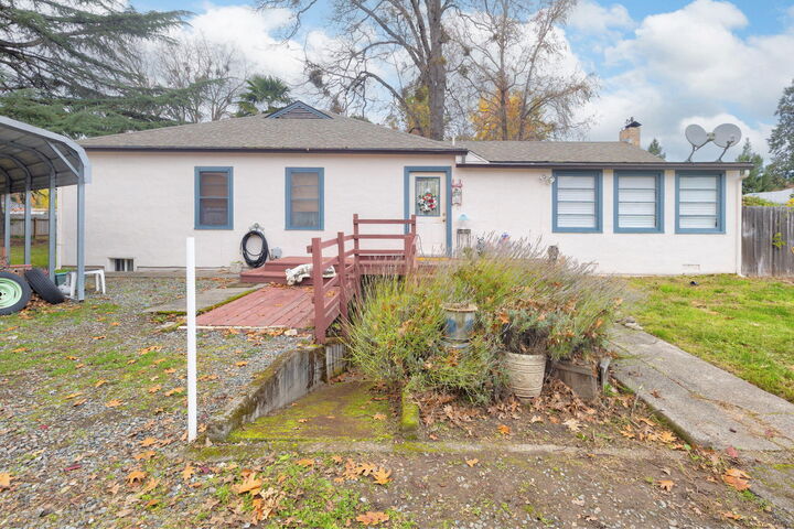 Property Photo:  1213 E Park Street  OR 97527 