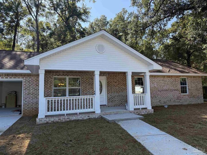 Property Photo:  5403 Hollow Oak Ln  FL 32571 