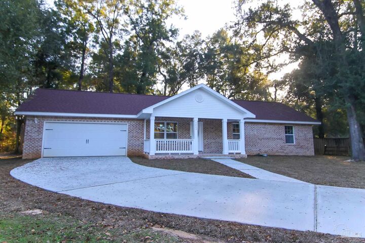 Property Photo:  5403 Hollow Oak Ln  FL 32571 