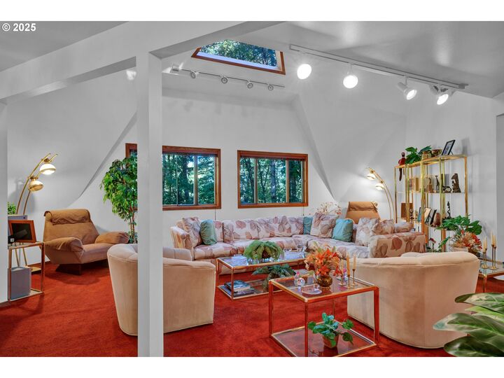 Property Photo: 434 E 39th Ave OR 97405